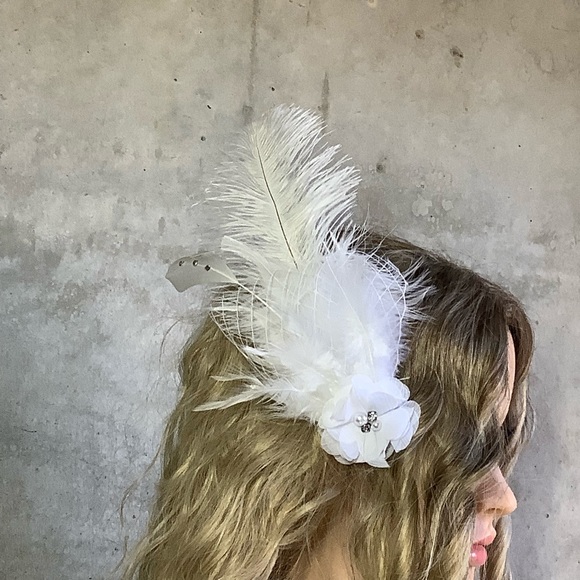 🌸 FEATHER BLING FLOWER FASCINATOR WHITE BURLESQUE BOHO CHIC HAIR CLIP - Picture 2 of 7